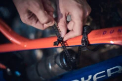 Fidlock TWIST Bouteille 590 + Base Uni -Vélos Équip Magasin 09620 TWIST Uni Base lifestyle 06