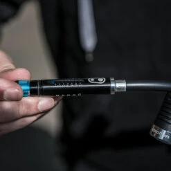 Crankbrothers Pompe Manuelle Klic HV Avec Manomètre -Vélos Équip Magasin CrankBrothers Klic HV Gauge 16115CB 02