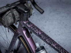 Dyedbro Kit De Protection De Cadre Victor Brousseaud AS Gravel -Vélos Équip Magasin Dyedbro Victor Brousseaud AS Gravel Rahmenschutz Kit GB 33322 2