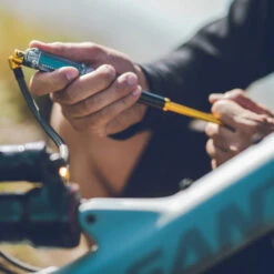 Lezyne Pompe D'amortisseur Digital Shock Drive -Vélos Équip Magasin Lezyne 1 MP DSHKDR V104 20052331 Digital Shock Drive Dampferpumpe 1